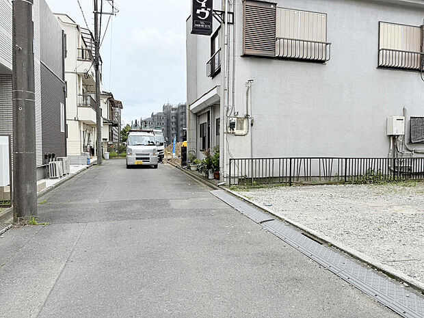 車や通行人が家のすぐ前を通ることがなく、静かに暮らせる