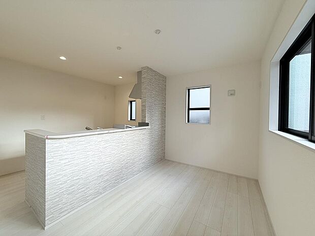 対面式キッチンの前が、ダイニングスペース。