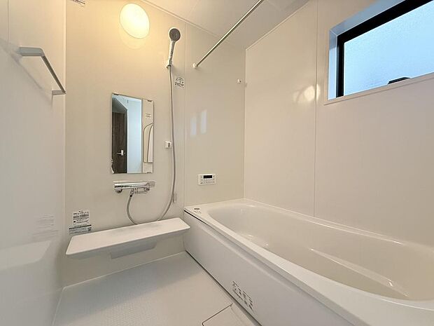 浴室暖房乾燥機付きのゆったり1坪バス。寒い日も温かい浴室で、快適なバスタイムを。