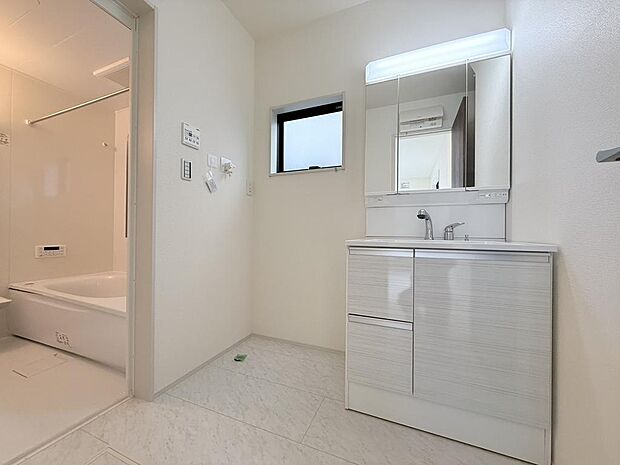 収納力と機能性に優れたお手入れラクラク洗面化粧台