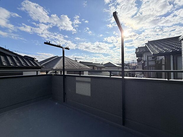 ワイドな広さのバルコニーで毎日の洗濯物も干しやすく乾きやすい。