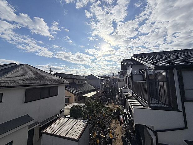 付近に高い建物はなく、通風と採光を確保しています