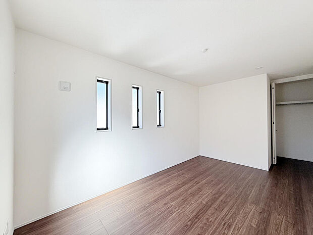 主寝室には9帖の広さがあり、快適な休息を提供します。（洋室9帖収納・1号棟）