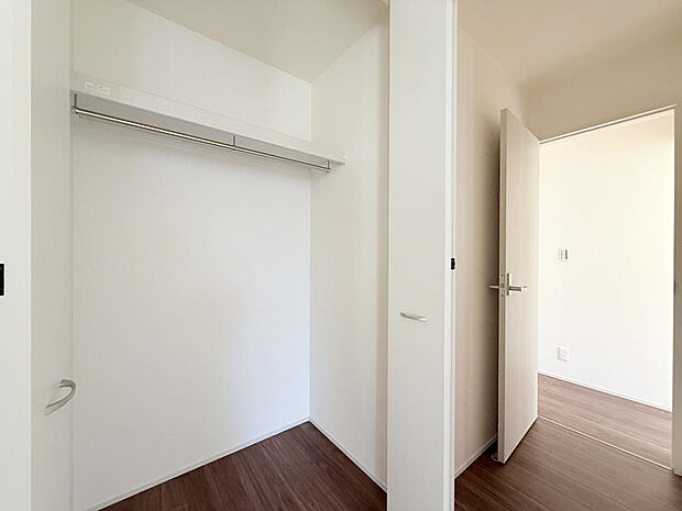 収納が十分に備わっているため、寝室が快適で整頓された状態を保てます。（洋室9帖収納・1号棟）