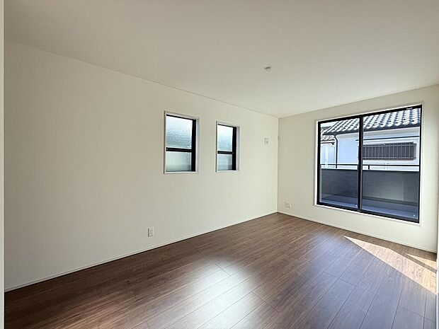 光と風をたっぷり取り込む、2面採光の開放的な洋室。（洋室7.5帖・1号棟）