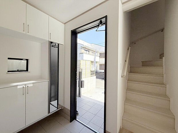 鏡面仕様でお出かけ前の身だしなみチェックも安心。たっぷり収納で玄関もすっきり美しく。