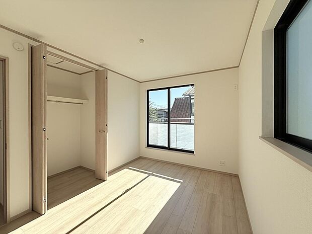 大きな窓がある洋室、明るく爽やかな空間です。（洋室5.25帖）