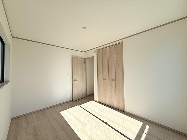 子供部屋にもおもちゃや学校の道具もスッキリ片付けられるクローゼット付き！（洋室5.25帖）