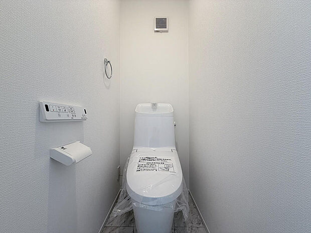 トイレには快適な温水洗浄便座付き(3階トイレ)