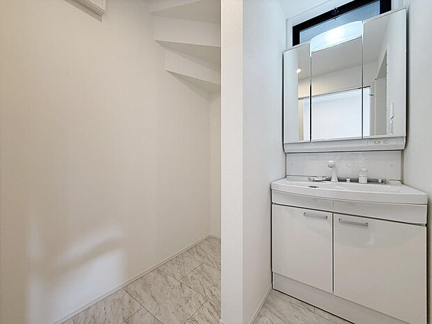 三面鏡裏収納には化粧品や洗面用品類をすっきり整理できます。