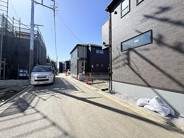 教育施設が徒歩圏分内に整う充実の子育て環境。(前面道路・2026年2月撮影)