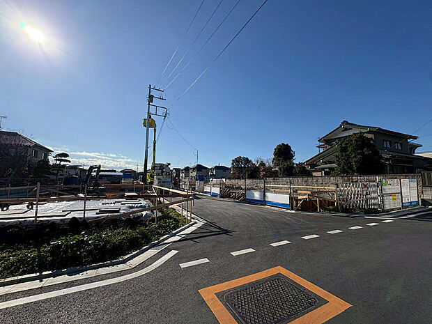 現在建築中の物件ですが、近隣の完成物件で内覧可能です!お気軽にお問い合わせください。(前面道路・令和7年12月16日撮影)