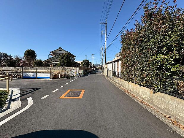 教育施設が徒歩圏分内に整う充実の子育て環境。(前面道路・令和7年12月16日撮影)