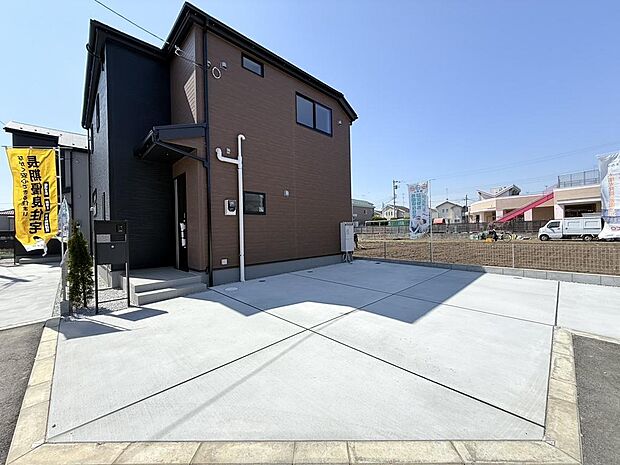 前面道路が広く、間口もゆったり。駐車が苦手なママもらくらく停められます(6号棟)