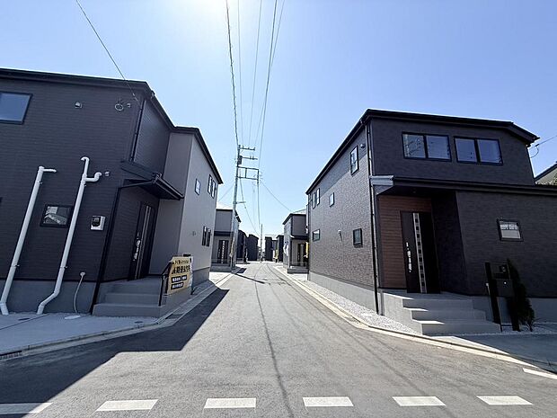 教育施設が徒歩圏分内に整う充実の子育て環境。(前面道路)