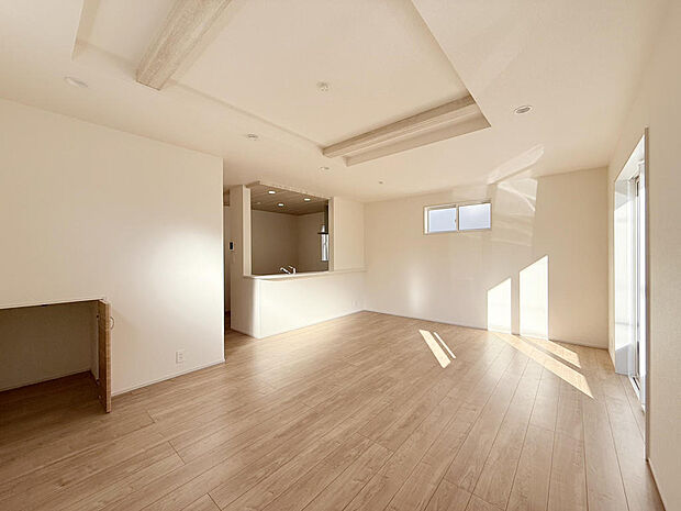 家族が過ごすリビングに折り上げ天井を取り入れて開放感を持たせることで、心地よく生活できます