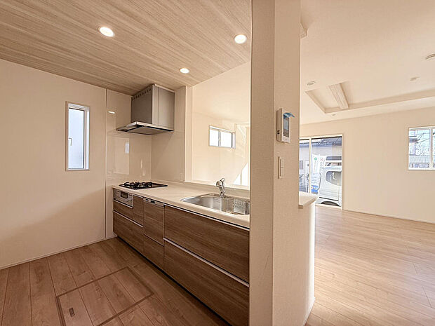 リビングで遊ぶお子様を見守りながらお料理ができる対面キッチン