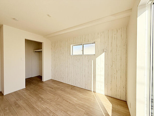 衣類が選びやすいウォークインクローゼット付きの洋室。（南東側洋室6帖）