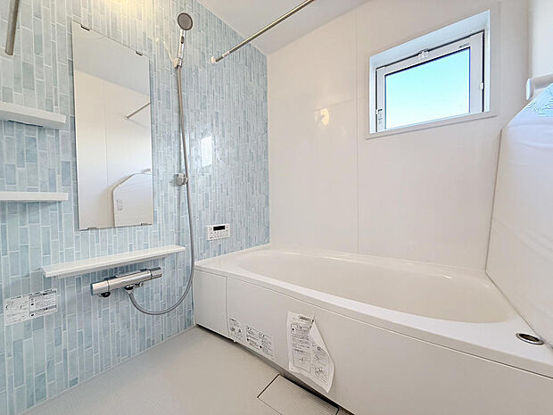 浴室暖房乾燥機付きのゆったり1坪バス。寒い日も温かい浴室で、快適なバスタイムを。