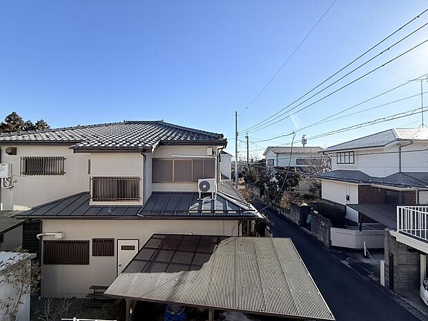 付近に高い建物はなく、通風と採光を確保しています