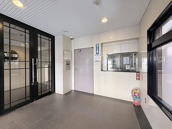 管理人が見守る安全なマンション生活。