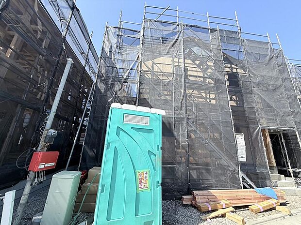 「太陽光発電標準搭載!持続可能な生活をあなたに。(2号棟・R8年3月5日撮影)