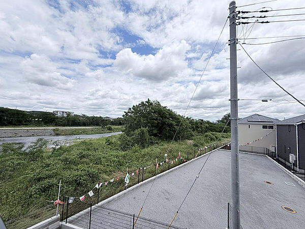 公園が目の前！ 開放感あるバルコニーで、毎日を陽光とともに