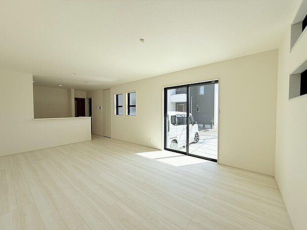 リビングと対面式キッチンの開放的な配置で、家族が集まる幸せな瞬間が生まれます。光と温かさに包まれたくつろぎの場です。