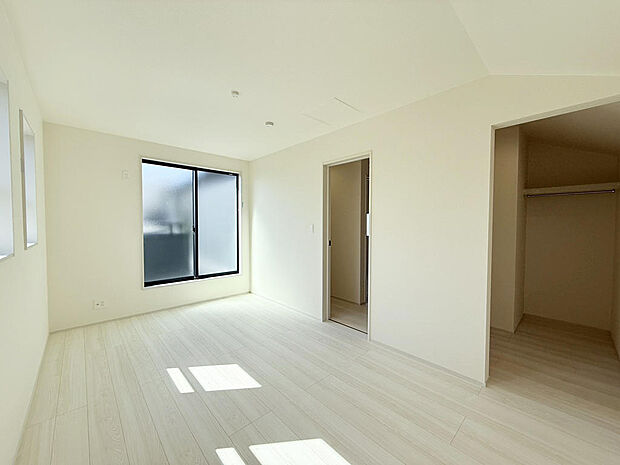 陽光や清風が渡るワイドなバルコニーに面した洋室。（洋室7.5帖）