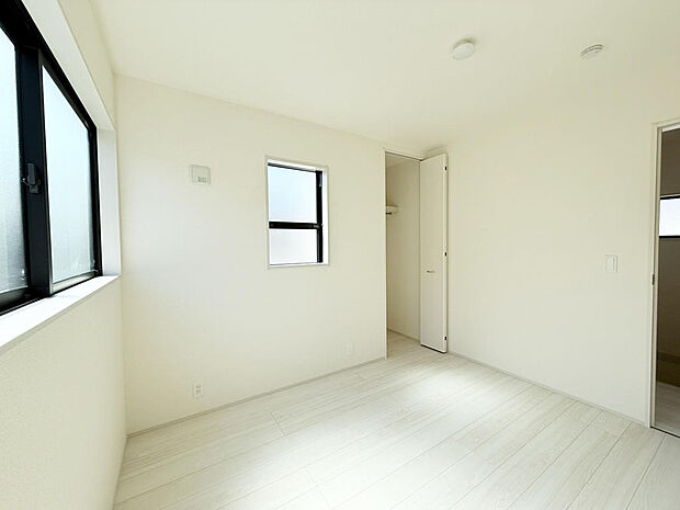 大きな窓がある洋室は、たくさんの陽射しとお部屋に取り入れてくれます(洋室5.25帖)