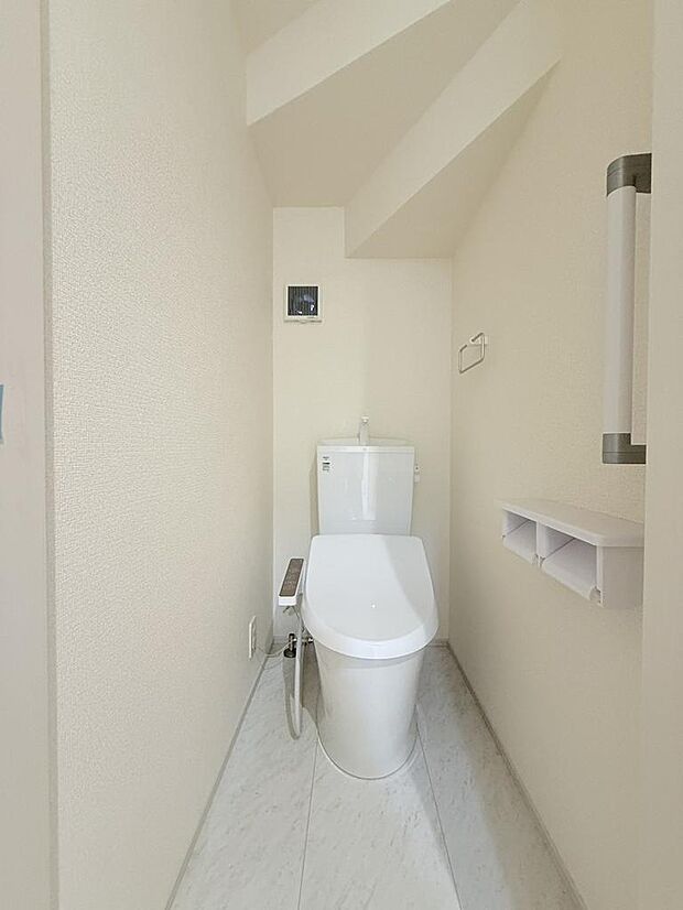 トイレには快適な温水洗浄便座付き