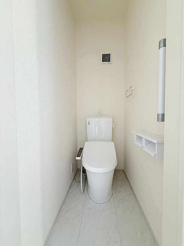 2階にもトイレを設置。朝の忙しい時間帯も混雑することなく快適です。