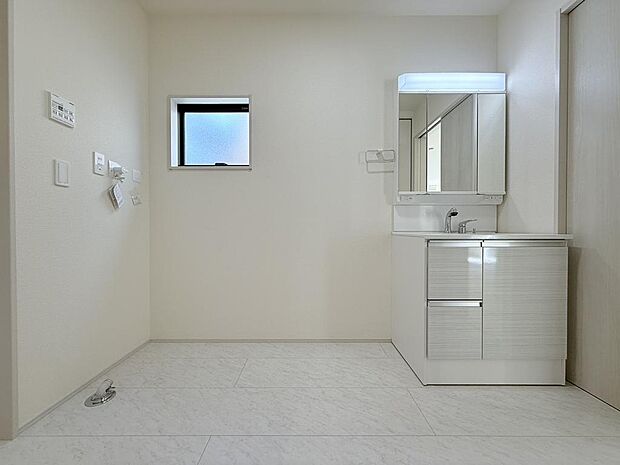 ゆとりのある洗面スペース、朝の支度もスムーズ。