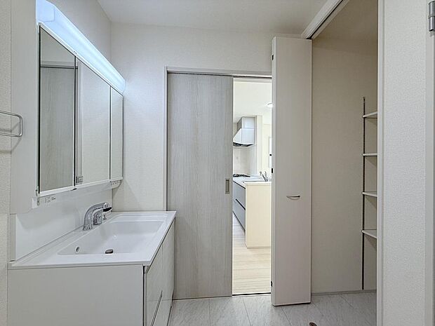 洗面室の片付けがラクに!使い勝手のいいリネン庫で、日々のケアが楽しくなります。