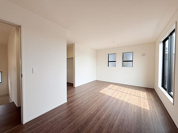 こちらは別の完成物件の写真ですが、現在建築中の物件も近隣の完成物件で内覧可能ですので、お気軽にお問い合わせください。