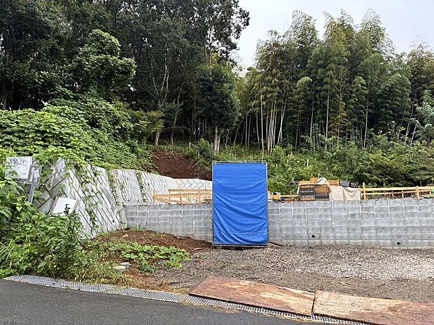 日々の利便性と緑豊かな住環境を兼ね揃えた約102m2の居住スペース。（R8.9.19撮影）