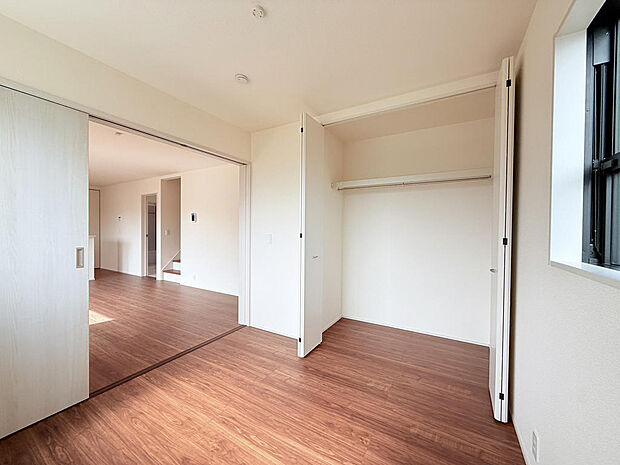 こちらは別の完成物件の写真ですが、現在建築中の物件も近隣の完成物件で内覧可能ですので、お気軽にお問い合わせください。