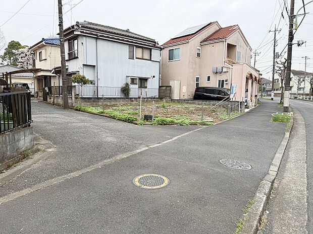 約23.5坪というコンパクトながらもゆとりのあるサイズ。建ぺい率・容積率とのバランスが取りやすく、駐車場＋3LDKの戸建てが現実的な広さです。