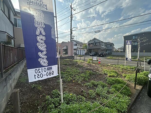 約23.5坪というコンパクトながらもゆとりのあるサイズ。建ぺい率・容積率とのバランスが取りやすく、駐車場+3LDKの戸建てが現実的な広さです。(R8年4月11日撮影)
