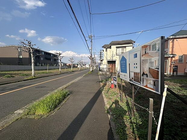 周辺には公園、スーパーなど生活利便施設が充実。(R8年4月11日撮影)