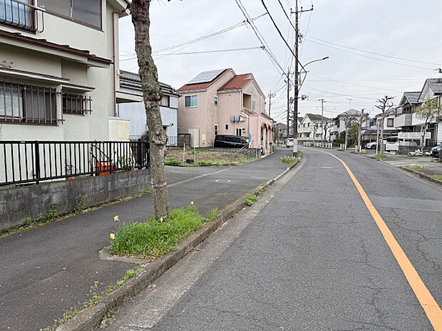 周辺には公園、スーパーなど生活利便施設が充実。