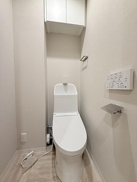 ウォシュレット標準装備＆上部収納完備！トイレ空間もスッキリ清潔に。
