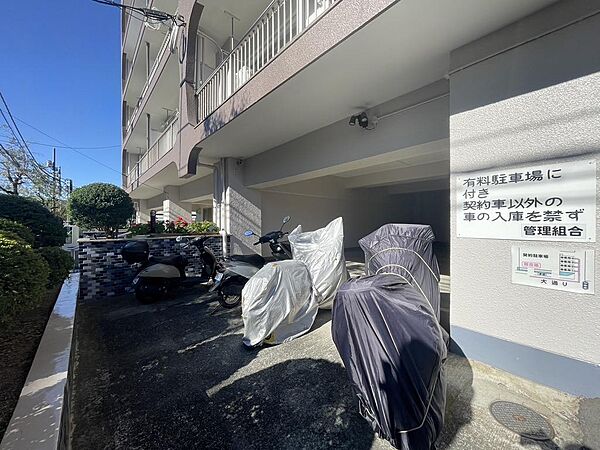自転車やバイクも安心の駐輪場完備。快適な移動手段がマンション生活を一層便利にします。