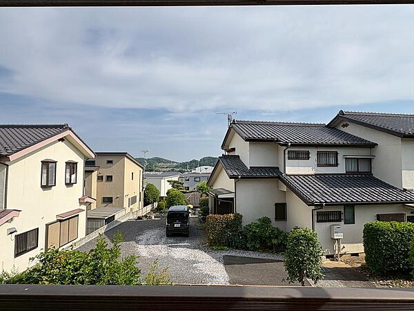 付近に高い建物はなく、通風と採光を確保しています