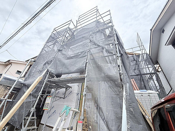 買い物施設や生活利便施設が身近に揃う好立地。（令和8年6月撮影）