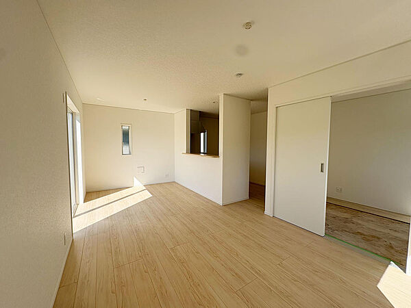 広々としたリビング、隣の3.7帖の和室とも繋げられます！