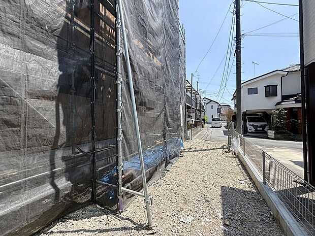 急なお客様にも対応できるカースペースは2台(R8年7月23日撮影)