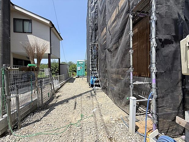駐車場完備!自宅からすぐに車に乗れてお出掛けラクラク♪(R8年7月23日撮影)