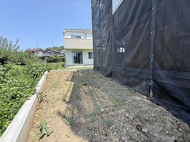 庭付きで日当たりと開放感を満喫。自分好みにアレンジして理想のお庭造りを楽しめます!(R8年7月23日撮影)