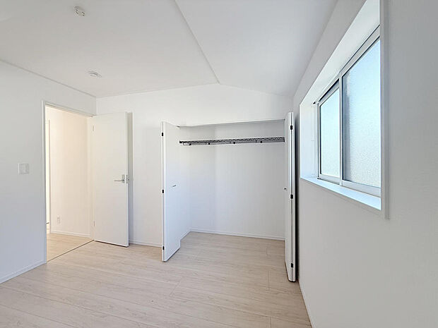 子供部屋にもおもちゃや学校の道具もスッキリ片付けられるクローゼット付き!(洋室5.2帖)